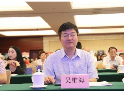 国家发展和改革委员会国际合作中心研究员，高级经济师，管理学博士，中心执行总监吴维海